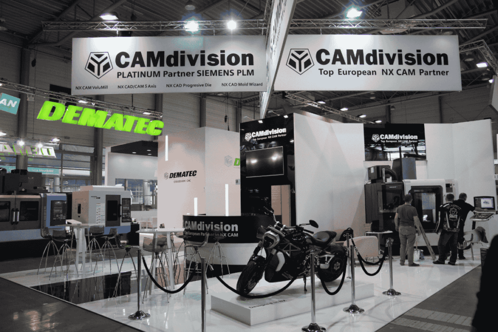 stoisko targowe CAMdivision z ekspozycją technologii