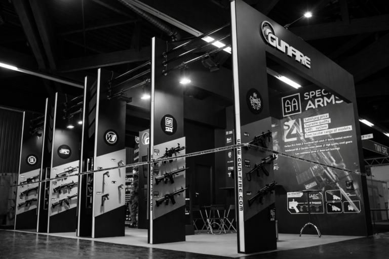 stoisko targowe duża konstrukcją i ekspozycją sprzętu