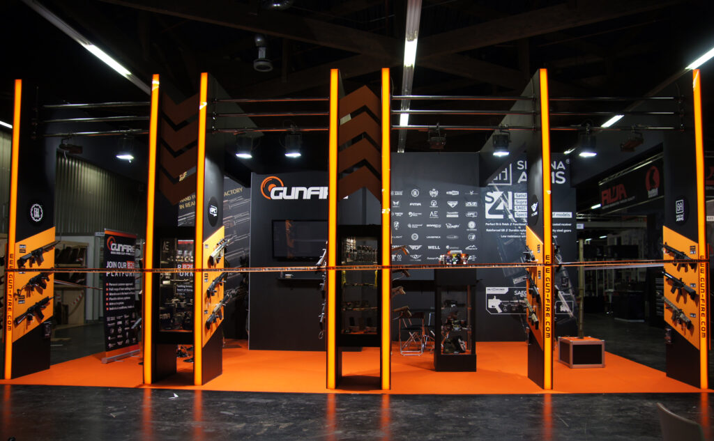 stoisko targowe z ekspozycją sprzętu gunshow